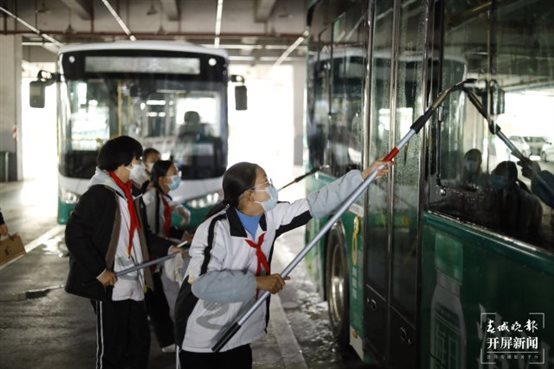 6.2025届3班全体同学通过对环境卫生大扫除以及车辆的清洁,保障了公交站台以及公交车的干净卫生.jpg