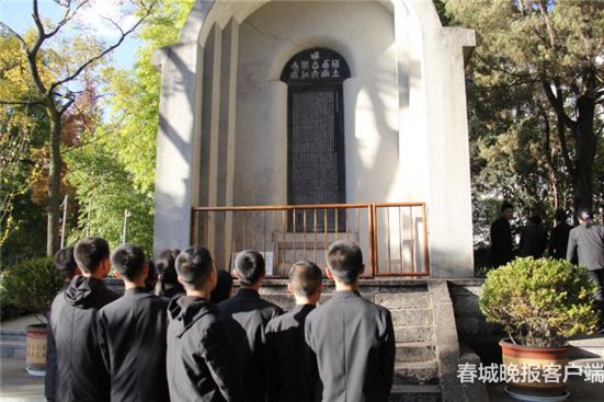 云大附中开展2018年祭扫一二一烈士墓暨传承红色基因