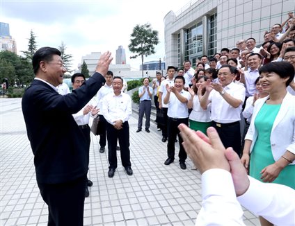 8月19日至22日，中共中央总书记、国家主席、中央军委主席习近平在甘肃考察。这是21日下午，习近平在读者出版集团有限公司同工作人员亲切交谈。