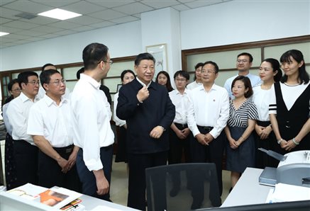 8月19日至22日，中共中央总书记、国家主席、中央军委主席习近平在甘肃考察。这是21日下午，习近平在《读者》编辑部同工作人员交流，勉励他们为人民提供更多优秀精神食粮。