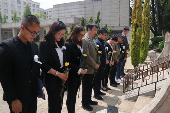云大附中举行一二一烈士墓祭扫活动