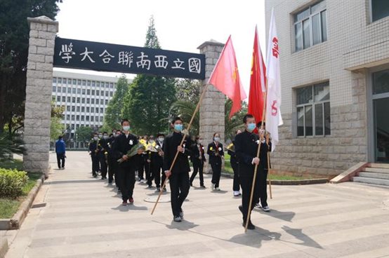 云大附中举行一二一烈士墓祭扫活动