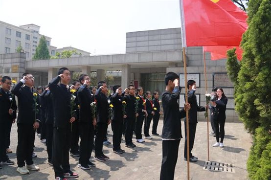 云大附中举行一二一烈士墓祭扫活动
