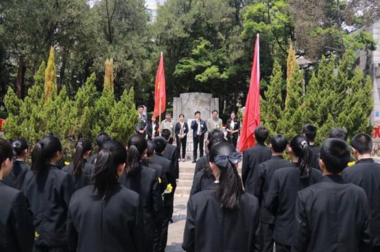 云大附中举行一二一烈士墓祭扫活动