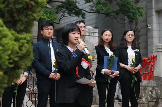 云大附中举行一二一烈士墓祭扫活动
