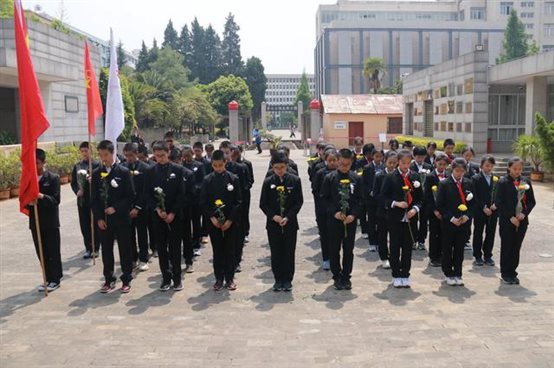 云大附中举行一二一烈士墓祭扫活动