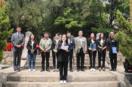 云大附中举行一二一烈士墓祭扫活动