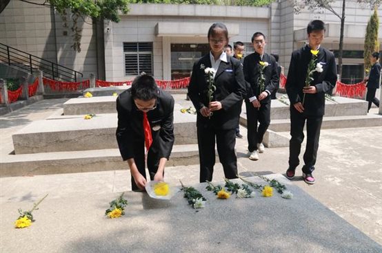 云大附中举行一二一烈士墓祭扫活动