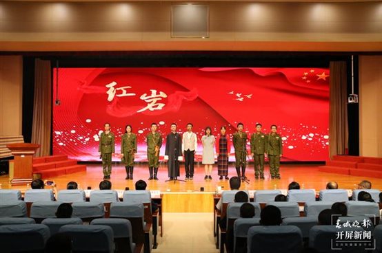 10.观看舞台剧《红岩》（6）.JPG