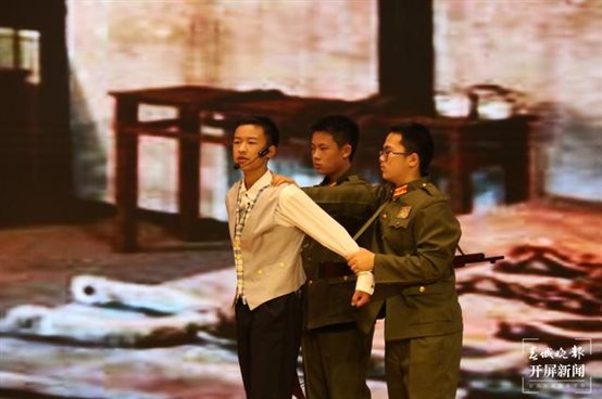 10.观看舞台剧《红岩》（2）.JPG