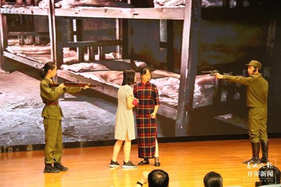 10.观看舞台剧《红岩》（3）.JPG
