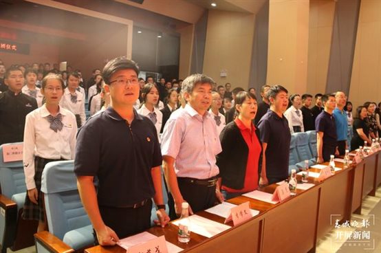 2.全体起立奏唱国歌.JPG