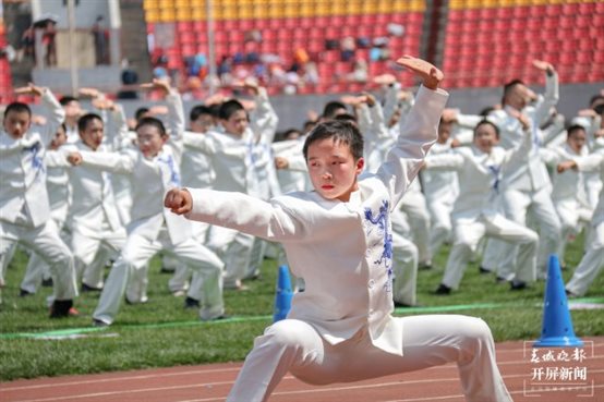 云附学子大型团体操展演舞出青春风采！ (8).JPG