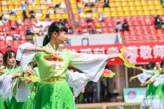 云附学子大型团体操展演舞出青春风采！ (11).JPG