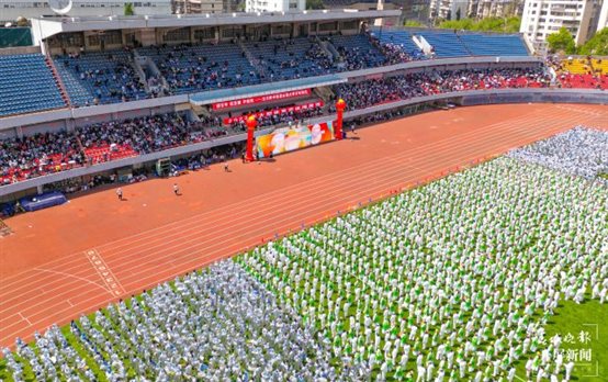 云附学子大型团体操展演舞出青春风采！ (2).jpg