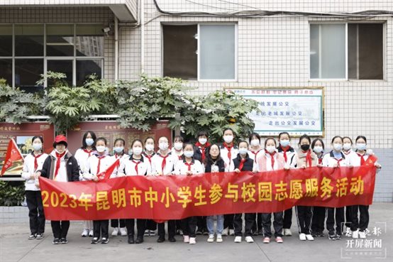 7.合照2025届3班全体同学通过对环境卫生大扫除以及车辆的清洁,保障了公交站台以及公交车的干净卫生.jpg