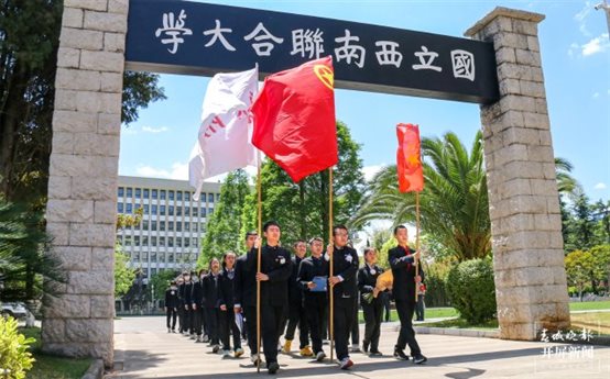 1 举旗行进.JPG