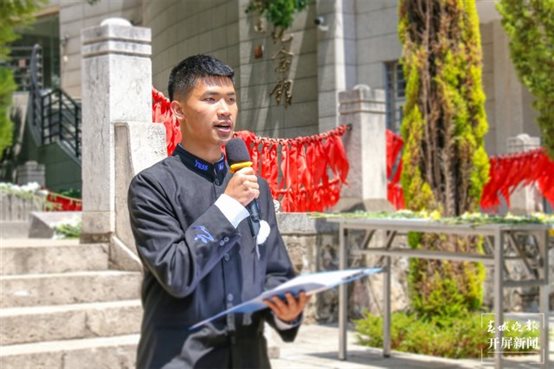 3 梁师睿同学主持.JPG
