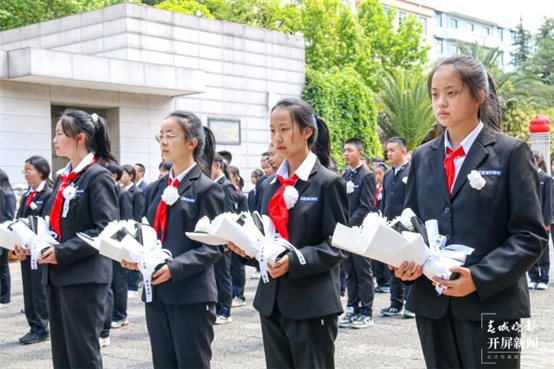 2.2 到达烈士墓前.JPG