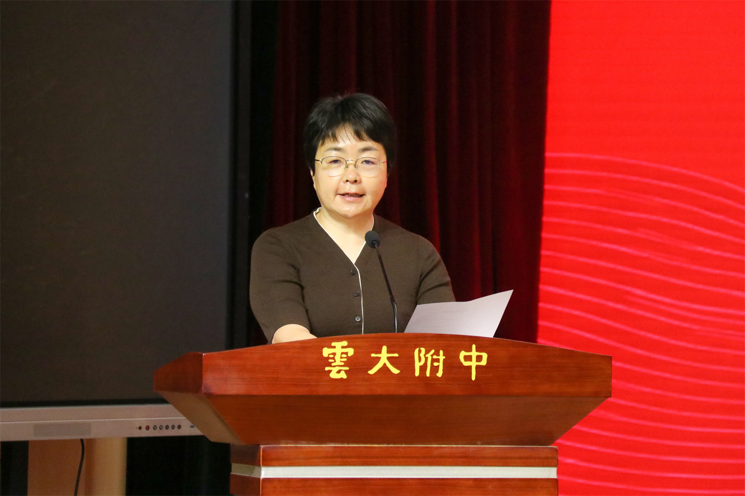 6 唐瑾副校长宣读新团员.JPG